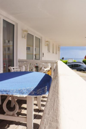 Ferienwohnung mit Meerblick und Terrasse - Nur 50 Meter zum Strand - inklusive eigenem Parkplatz und Fahrradunterstellplatz, Sierksdorf